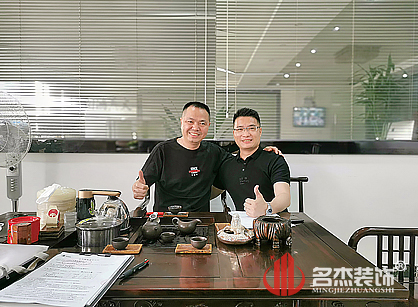 又成功签约了服装公司办公室蜜桃一区二区精品